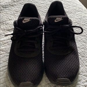 Black Nike tanjun sneakers